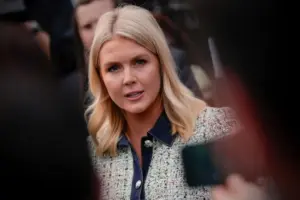 Navigating the Podium: A Retrospective on Karoline Leavitt’s Tenure as White House Press Secretary and the Economics of Information